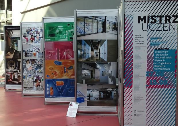 Wystawa Mistrz-Uczeń. Wydziału Architektury Wnętrz, Wzornictwa i Scenografii Widok wystawy. Wystawa „Mistrz-Uczeń” pedagogów i studentów Wydziału Architektury Wnętrz, Wzornictwa i Scenografii ASP we Wrocławiu na Politechnice Śląskiej w Gliwicach