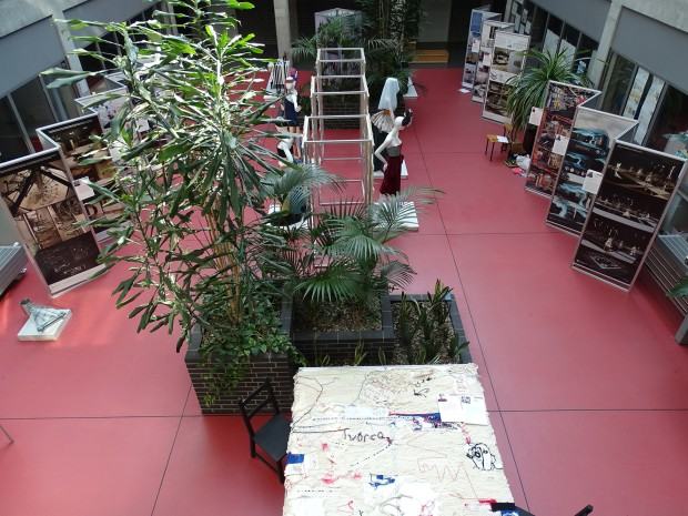 Wystawa Mistrz-Uczeń. Wydziału Architektury Wnętrz, Wzornictwa i Scenografii Widok wystawy. Wystawa „Mistrz-Uczeń” pedagogów i studentów Wydziału Architektury Wnętrz, Wzornictwa i Scenografii ASP we Wrocławiu na Politechnice Śląskiej w Gliwicach