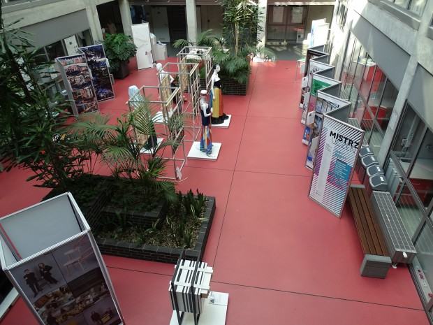 Wystawa Mistrz-Uczeń. Wydziału Architektury Wnętrz, Wzornictwa i Scenografii Widok wystawy. Wystawa „Mistrz-Uczeń” pedagogów i studentów Wydziału Architektury Wnętrz, Wzornictwa i Scenografii ASP we Wrocławiu na Politechnice Śląskiej w Gliwicach