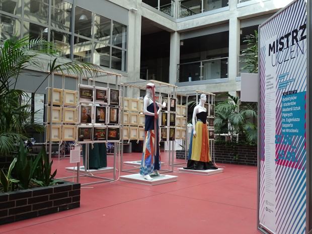 Wystawa Mistrz-Uczeń. Wydziału Architektury Wnętrz, Wzornictwa i Scenografii Widok wystawy. Wystawa „Mistrz-Uczeń” pedagogów i studentów Wydziału Architektury Wnętrz, Wzornictwa i Scenografii ASP we Wrocławiu na Politechnice Śląskiej w Gliwicach