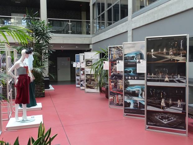 Wystawa Mistrz-Uczeń. Wydziału Architektury Wnętrz, Wzornictwa i Scenografii Widok wystawy. Wystawa „Mistrz-Uczeń” pedagogów i studentów Wydziału Architektury Wnętrz, Wzornictwa i Scenografii ASP we Wrocławiu na Politechnice Śląskiej w Gliwicach