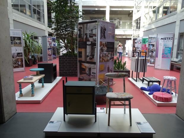 Wystawa Mistrz-Uczeń. Wydziału Architektury Wnętrz, Wzornictwa i Scenografii Widok wystawy. Wystawa „Mistrz-Uczeń” pedagogów i studentów Wydziału Architektury Wnętrz, Wzornictwa i Scenografii ASP we Wrocławiu na Politechnice Śląskiej w Gliwicach