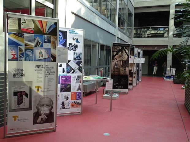 Wystawa Mistrz-Uczeń. Wydziału Architektury Wnętrz, Wzornictwa i Scenografii Widok wystawy. Wystawa „Mistrz-Uczeń” pedagogów i studentów Wydziału Architektury Wnętrz, Wzornictwa i Scenografii ASP we Wrocławiu na Politechnice Śląskiej w Gliwicach