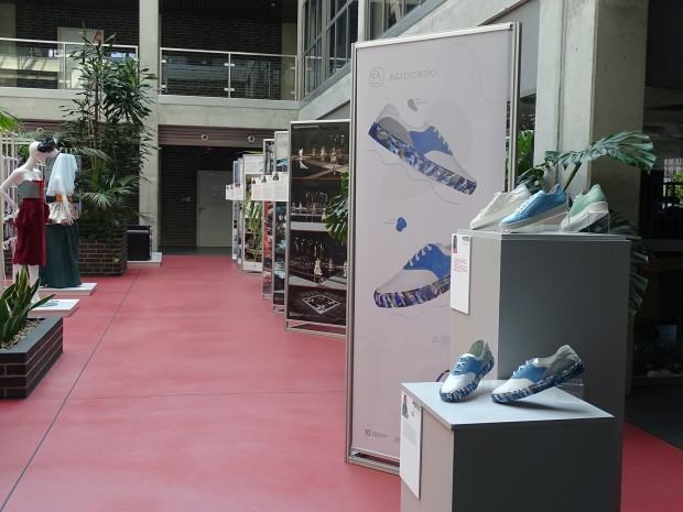 Wystawa Mistrz-Uczeń. Wydziału Architektury Wnętrz, Wzornictwa i Scenografii Widok wystawy. Wystawa „Mistrz-Uczeń” pedagogów i studentów Wydziału Architektury Wnętrz, Wzornictwa i Scenografii ASP we Wrocławiu na Politechnice Śląskiej w Gliwicach