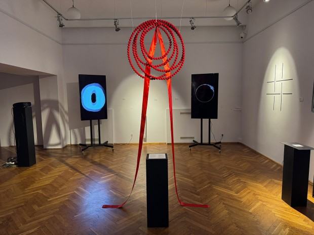 Katarzyna Goździk, Na uroki, dobre życie i przeciwko złym mocom, obiekt składający się z drewnianych korali, drutu i wstęgi (73x73cm bez wstęgi)