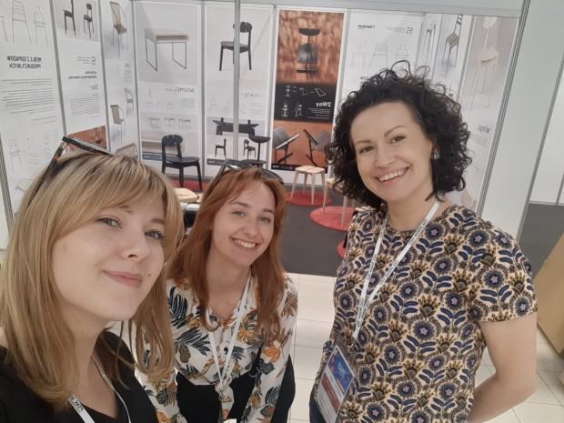 Meble z odpadów produkcyjnych