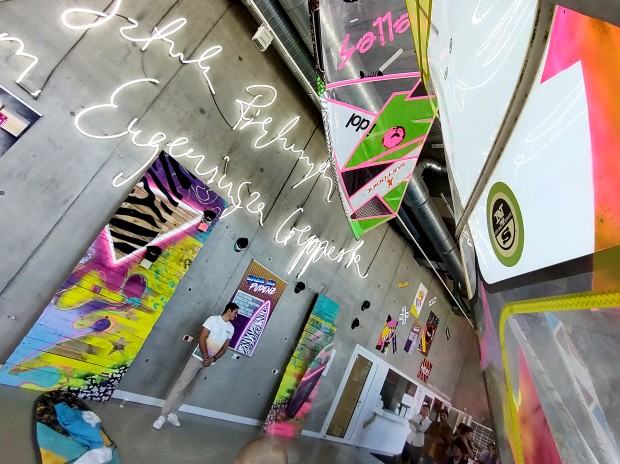 Aleksander Politański z Pracowni Plakatu na Graudate Art Show w Londynie.