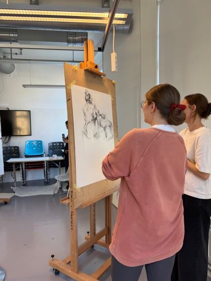 Warsztaty rysunku i wystawa w KhiO w ramach programu Erasmus+ Warsztaty rysunku i wystawa w KhiO w ramach programu Erasmus+