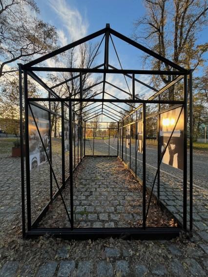 Wystawa dr Marty Kubiak pt. The Devil is Happy w galerii Black Frame Wystawa dr Marty Kubiak pt. The Devil is Happy w galerii Black Frame