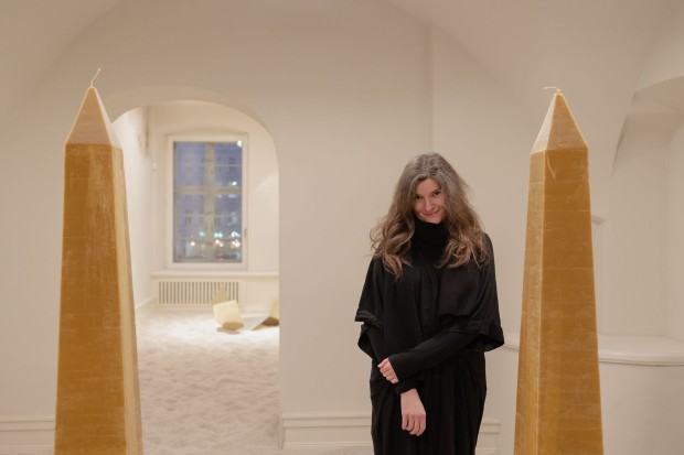 Katarzyna Bogusz w przestrzeni wystawy Nie czas żałować róż, gdy płoną lasy, kuratorka Kama Wróbel, OP ENHEIM, 2024, fot. Dzikie Studio Katarzyna Bogusz w przestrzeni wystawy Nie czas żałować róż, gdy płoną lasy, kuratorka Kama Wróbel, OP ENHEIM, 2024, fot. Dzikie Studio