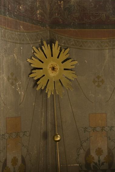 Katarzyna Bogusz, Entasis, iglica, mosiądz, 200x60cm, Kościół Ewangelicko-augsburski w Prószkowie, 2022, fot. autorka Katarzyna Bogusz, Entasis, iglica, mosiądz, 200x60cm, Kościół Ewangelicko-augsburski w Prószkowie, 2022, fot. autorka