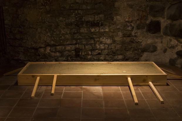 Katarzyna Bogusz, Fundament, przetopiona srebrna biżuteria piasek, 170x60cm, Domek Miedziorytnika Wrocław, 2022, fot. autorka Katarzyna Bogusz, Fundament, przetopiona srebrna biżuteria piasek, 170x60cm, Domek Miedziorytnika Wrocław, 2022, fot. autorka