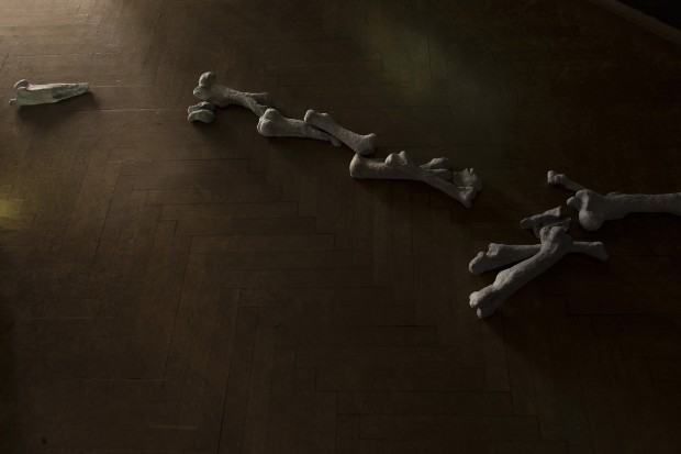 Katarzyna Bogusz, Nomen omen. Nie mam imienia by powiedzieć Ci kim jesteś, instalacja site specific, papier mache, Galeria Entropia Wrocław, 2022, fot. autorka Katarzyna Bogusz, Nomen omen. Nie mam imienia by powiedzieć Ci kim jesteś, instalacja site specific, papier mache, Galeria Entropia Wrocław, 2022, fot. autorka