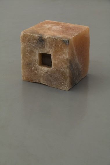 Katarzyna Bogusz, Opus corpus, sól, czarna glina, woda, 1x16x16cm, Fundacja Salony Zielona Góra, 2023, fot. autorkaKatarzyna Bogusz, Opus corpus, sól, czarna glina, woda, 1x16x16cm, Fundacja Salony Zielona Góra, 2023, fot. autorka Katarzyna Bogusz, Opus corpus, sól, czarna glina, woda, 1x16x16cm, Fundacja Salony Zielona Góra, 2023, fot. autorka