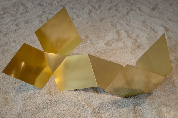 Katarzyna Bogusz, Quinta essentia, mosiądz, 60x150x70cm, OPENHEIM Wrocław, 2023, fot. Alicja Kielan Katarzyna Bogusz, Quinta essentia, mosiądz, 60x150x70cm, OPENHEIM Wrocław, 2023, fot. Alicja Kielan