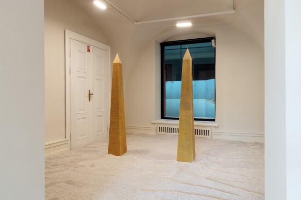 Katarzyna Bogusz, Quinta essentia, wosk pszczeli, 180x26x26 cm, OPENHEIM Wrocław, 2023, fot. Alicja Kielan Katarzyna Bogusz, Quinta essentia, wosk pszczeli, 180x26x26 cm, OPENHEIM Wrocław, 2023, fot. Alicja Kielan