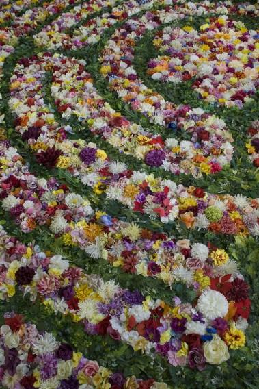 Katarzyna Bogusz, Śmierć kwiatu, sztuczne kwiaty z recyklingu, 900x900 cm, Plac Wolności Wrocław, 2024, fot. autorka Katarzyna Bogusz, Śmierć kwiatu, sztuczne kwiaty z recyklingu, 900x900 cm, Plac Wolności Wrocław, 2024, fot. autorka