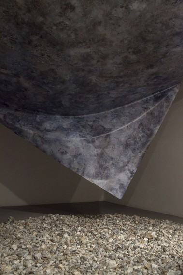 Katarzyna Bogusz, Ugięcie błękitu, odbitka 300x300 cm, mandala z 6028 niebieskich krzemieni, Galeria AT Poznań, 2018, fot. autorka Katarzyna Bogusz, Ugięcie błękitu, odbitka 300x300 cm, mandala z 6028 niebieskich krzemieni, Galeria AT Poznań, 2018, fot. autorka