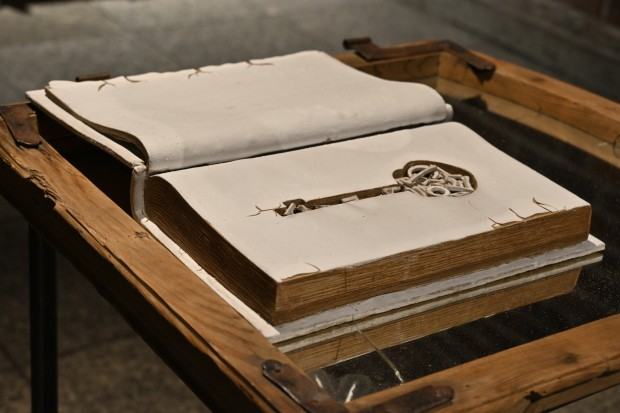 Bogna Kozera-Radomska, Kod, glina ceramiczna, lustro, drewno, stal, 50x70 cm, 2021 Bogna Kozera-Radomska, Kod, glina ceramiczna, lustro, drewno, stal, 50x70 cm, 2021