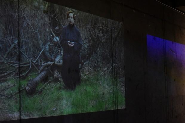 Lila Len, Cisza jak makiem zasiał, kadr z performansu dokamerowego, 2024