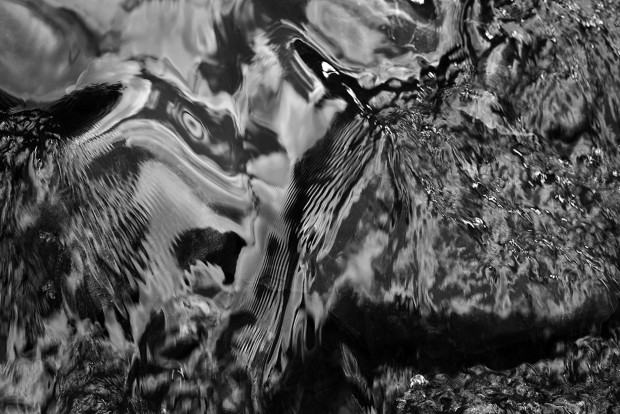 Lila Len, Jasne ślady życia w ciemnym środowisku, fotografia cyfrowa, druk UV, 150x100 cm, 2024