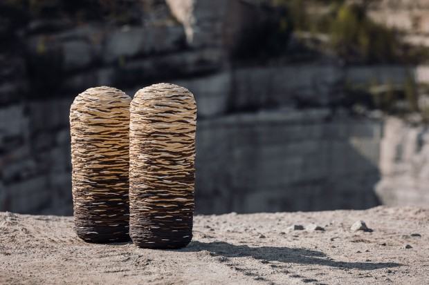 Maciej Kasperski, „Warstwy”, 2020, masa szamotowa barwiona, fot. Łukasz Rachwalak