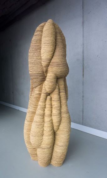 Maciej Kasperski, „Coils”, 2020, masa szamotowa, fot. Jakub Biewald