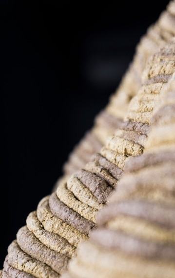 Maciej Kasperski, fragment pracy „Coils”, 2020, masa szamotowa, fot. Jakub Biewald