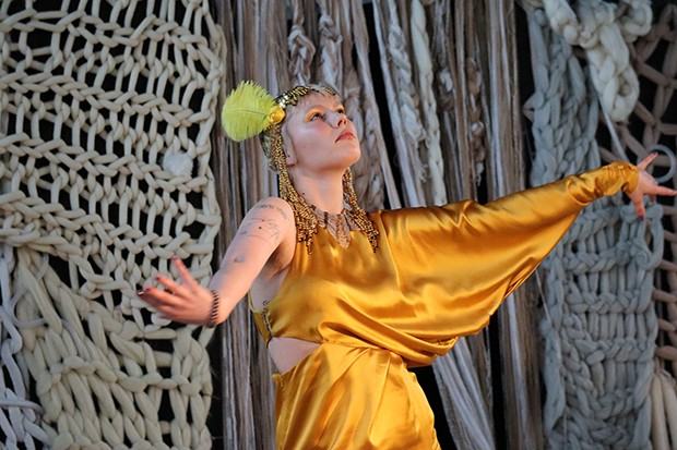 Zofia Czemarmazowicz, scenografia, kostiumy, projekcje do spektaklu „Matka” Witkacego Zofia Czemarmazowicz, scenografia, kostiumy, projekcje do spektaklu „Matka” Witkacego