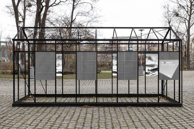 Michał Pietrzak > Po_Między