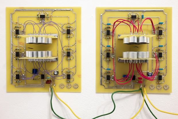 Mikołaj Kowalski, Zegar kwiatowy, 2023, siedem płytek 17x15 cm, układ elektroniczny na laminacie szklanym, fragment 1 Mikołaj Kowalski, Zegar kwiatowy, 2023, siedem płytek 17x15 cm, układ elektroniczny na laminacie szklanym, fragment 1