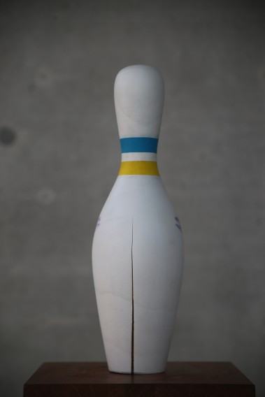 Andrzej Kosowski, „Nie pękaj”  drewno   39x12 cm     2022 r.