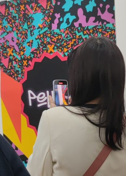 Aleksander Politański z Pracowni Plakatu na Graudate Art Show w Londynie.