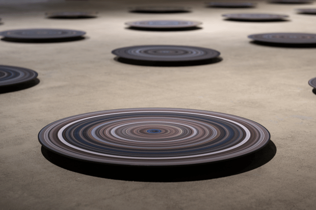 Piotr Kmita, For Your Eyes Only, cykl 24 wydruków, druk pigmentowy na papierze klejonym na dibondzie,  różne rozmiary, 2021