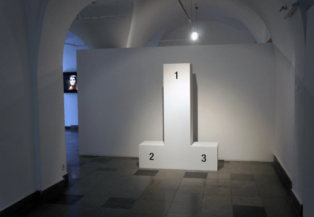 Piotr Kmita, Podium, obiekt z płyty wiórowej, 150 x 200 x 50 cm, 2012