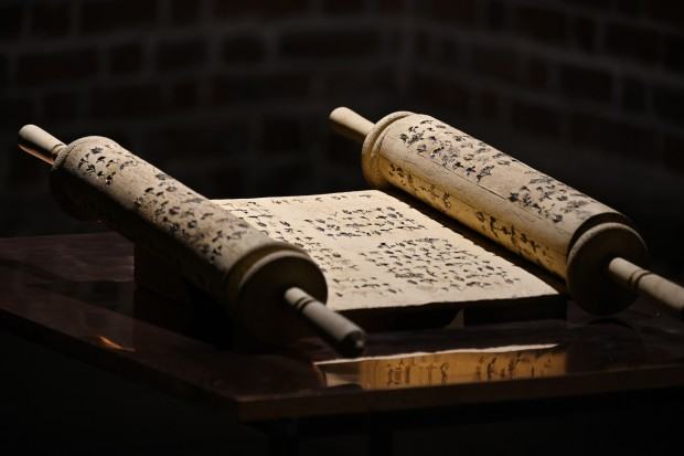 Bogna Kozera-Radomska, Tora, szamot szkliwiony, miedź, stal, 100x70 cm, 2021 Bogna Kozera-Radomska, Tora, szamot szkliwiony, miedź, stal, 100x70 cm, 2021