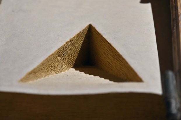 Bogna Kozera-Radomska, Utrudnienie, szamot szkliwiony, lustro, drewno, 70x45x15 cm, 2021 Bogna Kozera-Radomska, Utrudnienie, szamot szkliwiony, lustro, drewno, 70x45x15 cm, 2021