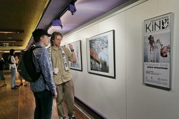 Otwarcie wystawy fotografii Krzysztofa Zoldiego, pt. Prace remontowe, zdj. Halina Marduła Otwarcie wystawy fotografii Krzysztofa Zoldiego, pt. Prace remontowe, zdj. Halina Marduła