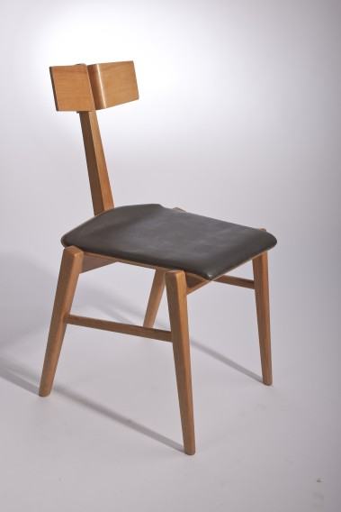 Władysław Wincze, krzesło z oparciem w kształcie książki, 1967, sosna, sklejka sosnowa, guma