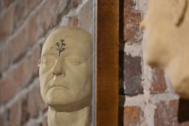 Bogna Kozera-Radomska, Odbicie, szamot szkliwiony, lustro, drewno, wymiary zmienne, 2021 Bogna Kozera-Radomska, Odbicie, szamot szkliwiony, lustro, drewno, wymiary zmienne, 2021