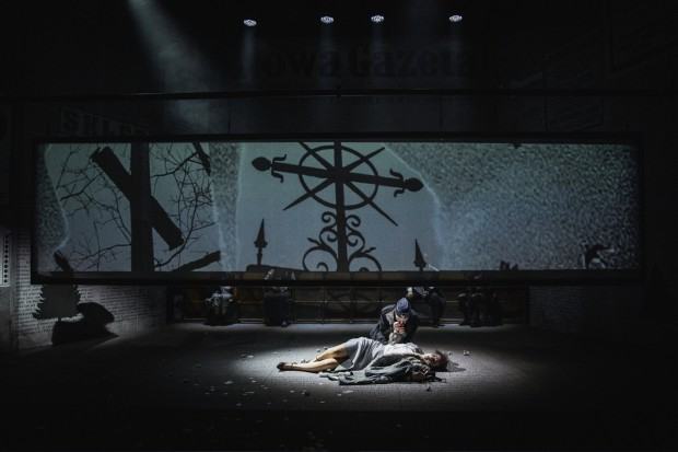 Zachariasz Jędrzejczyk, Musical “Niech no tylko zakwitną Jabłonie”, Nowy Teatr w Słupsku, 2025, Źródło / Zdjęcia: Nowy Teatr w Słupsku, projekcja i mapping – Zachariasz Jędrzejczyk