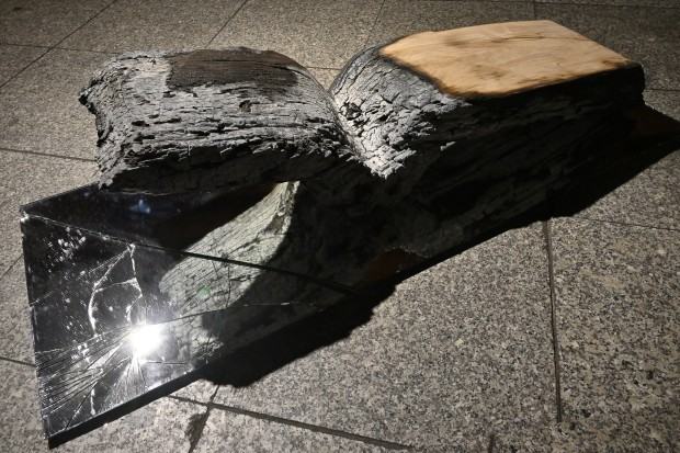 Bogna Kozera-Radomska, Żywy obraz, drewno palone, lustro, 140x58x35 cm, 2021 Bogna Kozera-Radomska, Żywy obraz, drewno palone, lustro, 140x58x35 cm, 2021