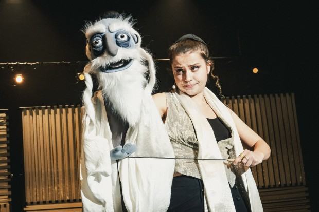 Żyję!, scenografia: Adrianna Duda, lalki: Kinga Melka, kostiumy: Kinga Grzywacz, zdj. Monika Stolarska