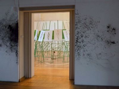Krzysztof Gil, Rat (Noc, Krew), 2015 /fragm./, Olaf Brzeski, Lekcja rysunku, 2015 /w tle/, Triennale Rysunku Wrocław 2016