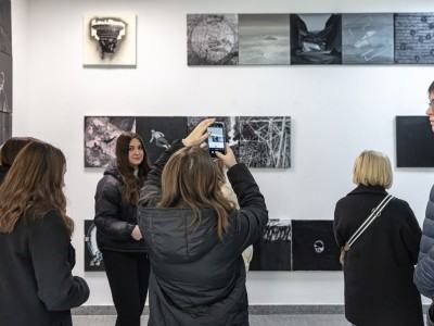 BLACKOUT UA Zapraszamy na fotorelację z hybrydowego i transgranicznego wernisażu w Ukrainie.   Wystawa Blackout UA to pierwsza międzynarodowa wystawa od momentu rozpoczęcia pełnoskalowej wojny prezentowana w Galerii Sztuki Wołyńskiej Organizacji Narodowego Związku Artystów Plastyków Ukrainy w Łucku. To jednocześnie druga odsłona projektu malarsko-rysunkowego prezentującego prace ponad pięćdziesięciu artystów z Polski, Czech, Niemiec, Włoch i Ukrainy. Projekt powstał z inicjatywy kuratorów Marleny Promnej i 