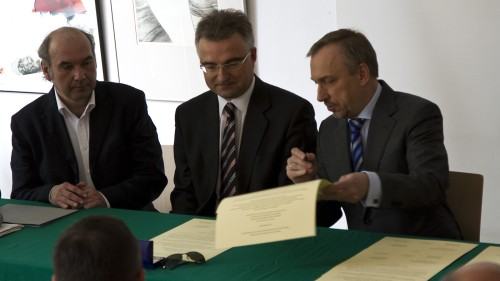 Podpisanie aktu erekcyjnego i wmurowanie kamienia węgielnego pod budowę Centrum Sztuk Użytkowych Centrum Innowacyjności. / foto Paweł Bielawny Podpisanie aktu erekcyjnego i wmurowanie kamienia węgielnego pod budowę Centrum Sztuk Użytkowych Centrum Innowacyjności. / foto Paweł Bielawny