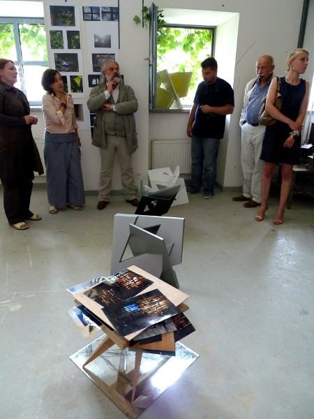 na rzeźbie przeglądano