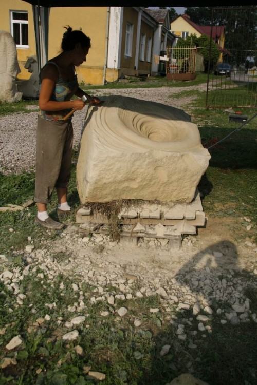 Rzeźbiarze na plenerze w Tarnogrodzie.