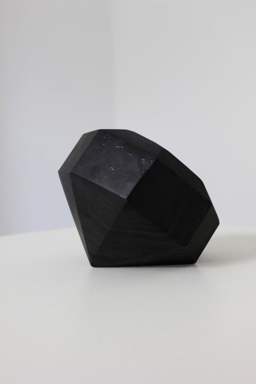 17410459.jpg Łukasz Surowiec, „Czarny diament”, 2015 obiekt, węgiel kopalniany, szlifowany, polerowany, ed. 11/100; 15 × 15 × 11 cm