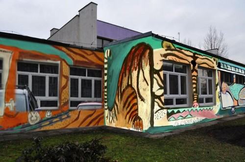 studenci malują murale
